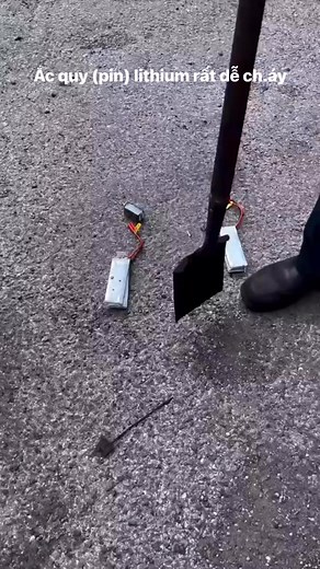 320K views · 504 reactions | Ắc quy (pin) lithium rất dễ ch.áy khi bị thủng #reels #xuhuong #BEV #ev #lithiumbattery #pin #acquy #lithium | Tốc Độ | Facebook
