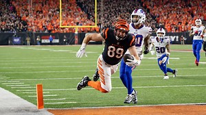 Drew Sample takes Burrow's screen pass 21 yards to the house