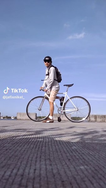 Another bike outfit check 🥡🕴️ #fixie #ootd #fixedgear #fixedgearphilippines #fyp
