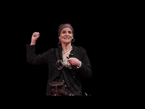 La vie comme une aventure | Elodie Descharmes | TEDxLannion