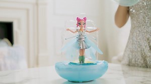 The Hatchimals Crystal Flyers is more glam and gorgeous than ever before! Let’s unbox and learn how to play with the Starlight Idol. The magic is in your hands! 🖐🧚‍♀️ Discover a stunning Hatchimals Pixie that lights up and flies with the Crystal Flyers Starlight Idol! Crystal Flyers are the first-ever Hatchimals Pixies that can really fly with your help! Inside of the gorgeous crystal egg, you’ll find a beautiful Crystal Flyer Pixie with glittery wings, an iridescent dress and metallic makeup.