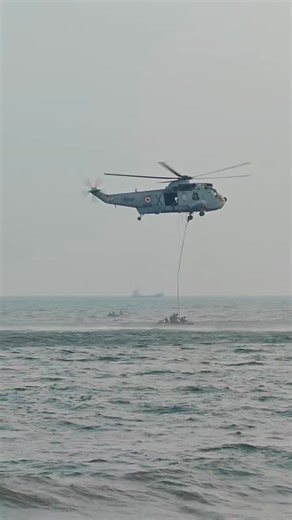 Vizag Natureman on Instagram: "Vizag February lo history create avabothundhi! 🌊⚓🔥 International Fleet Review 2026 mana RK Beach daggara world navies tho grand ga jaragabothundhi 🇮🇳🌍 55+ friendly nations ships 🚢, submarines 🐋, aircrafts ✈️ tho mana samudram oka live war movie laga maarabothundhi 💥💙 President Draupadi Murmu garu review cheyabothunna ee proud moment — goosebumps guaranteed 🙏🇮🇳 INS Vikrant & INS Vikramaditya — real heroes of the ocean 👑⚓ Once in a lifetime experience… m