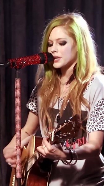 Exclusive session: Avril Lavigne's Stunning Acoustic Performance #myhappyending #live #acoustic