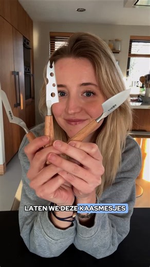 PIEN VAN DER HEIJDEN on Instagram: "Kaasmesjes makeover met zelf drogende klei 🧀 💜🩵 ❤️🧡 💚💛 hoe gezellig ziet dit eruit op een borrelplank!! Je zou deze do it yourself in principe met elk merk kaasmesjes kunnen doen, maar NO SPON maar ik ben altijd echt tevreden over @boska_foodtools voor keukentools. Dit was dus mn eerste keer met air dry clay, en het is echt makkelijk en heel leuk! Nu al zin om nog meer projectjes met klei te maken💘 Laat me weten of jullie ook met deze DIY aan de slag ga