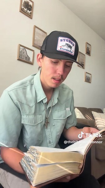 Genesis Chapter 33: Jacob Meets Esau #christiantiktok #thebiblewithconnor #bible #dailybiblereading