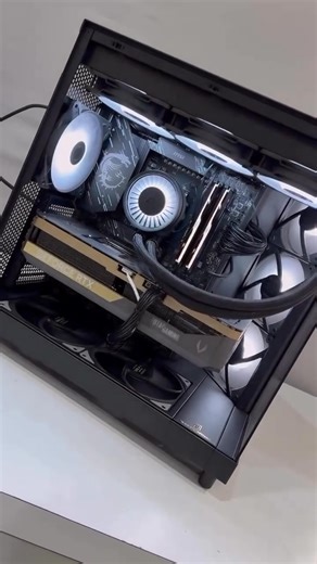 Ein dezenter PC-Build sah noch nie so gut aus! 😍 Erlebe atemberaubende Grafik und nahtloses Gameplay mit der ZOTAC GAMING GeForce RTX 5090 SOLID. Thanks to: IG gamerznationpcs | ZOTAC