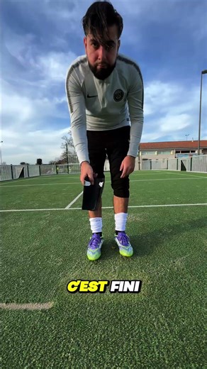 Personne n'aime jouer avec des protège-tibias… #football #footballshorts #ProtègeTibias
