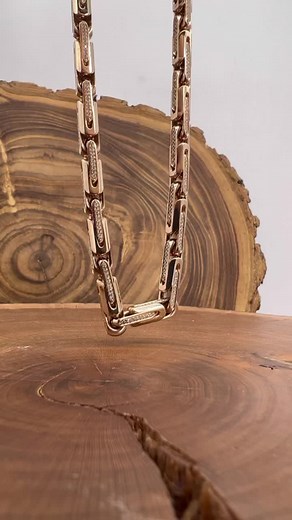 Intricate Gold Chain Showcase: Luxurious Link Designs