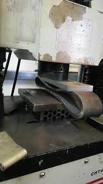 FLATTENING TEST ON A 600 KN TENSILE TESTING MACHINE: CRUSHING CARBON STEEL PIPE FOR FLATTENING TEST
