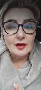 Ja, ek is in my japon (ek het pantoffels ook aan, jy kan dit net nie sien nie🤪), MAAR, my lippe is bloedrooi geplak op my dogter se hand - ten minste een ding wat ek elke dag reg kry😅. As jy ook n kind het wat soms sukkel met vriendskappe, eiewaarde, stres, die pas van skoolwerk, partykere lui is en aangemoedig moet word, soms meltdowns het en net oor-it-is, ander kere heeltemal te veel attitude het en bietjie binne in hulle baan ingepraat moet word, dan klink jou kind doodnormaal. Ek het die 