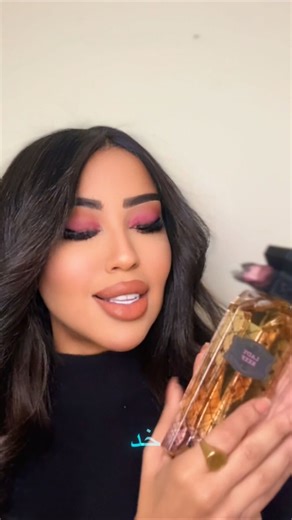 Samar Mohamed on Instagram‎: "Lady Reef… عطر أنوثة واضحة من أول رشة. ريحة قوية بس ناعمة، تفتح بـ زهرة اليوسفي، وتكمّل بدفء زهرة الكشمش، وتستقر على خشب الكشمير مع لمسة باودر مريحة. عطر يلفت الأنظار ، ويثبت حضورك بهدوء وثقة. أنوثة حقيقية… 🌸 🌸 🌷🌷🌺💐🌹🥀🥀🥀 @reefpurfume"‎