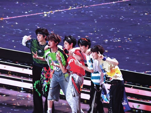 TOP一周年演唱会4k直拍“走在路上突然收到了快乐邀请”