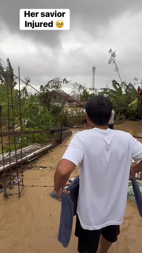 380K views · 5.6K reactions | Kudos ani iyang apo nagpaanod sila sa baha kauban iyang papa gikan highway looc padung dre taboc camaligbato arun ma rescue ilang lola nga paralyze pajud tawn 5am pana gakumpayut almost 8am na na rescue ky grabi jud kakusug sa baha. Sa iyang pagpaanod natusok sa kabilya iyang tuhod 凉 #BagyongTino | Bonesa Cualbar Cinco | Facebook
