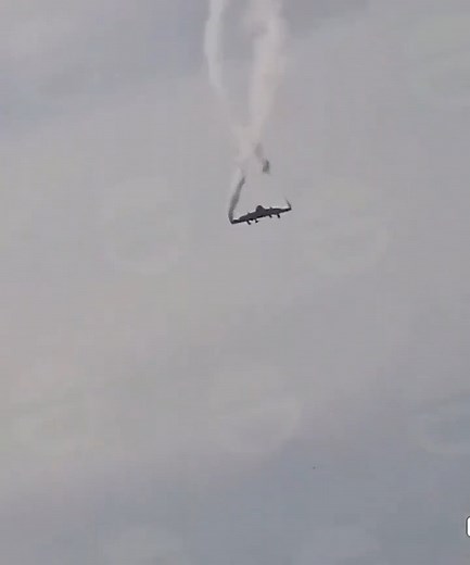 Videos show a Turkish Air Force C-130E Hercules cargo plane falling in multiple pieces from the sky earlier today. The center fuselage with the wings still attached is notably seen spiraling straight down toward the ground. The aircraft, which tragically had 20 individuals onboard, came down in Georgia as it was flying from Azerbaijan to Turkey. (إِنَّا ِلِلَّٰهِ وَإِنَّا إِلَيْهِ رَاجِعُونَ,) 🇹🇷🥀 ویڈیوز میں آج صبح ترک فضائیہ کا ایک **C-130E ہرکولیس** طیارہ آسمان سے کئی ٹکڑوں میں گرتے ہوئے دک