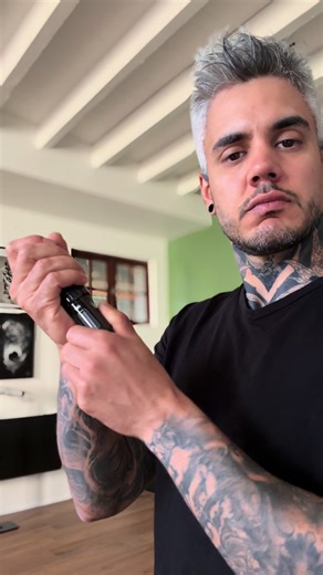 Je te montre le dernier bras complet que j’ai tatoué. Au total, on aura passé 6 journées complètes sur cette pièce. Le réalisme est un style qui demande énormément de temps si on veut un rendu propre, détaillé et durable. Méfiez-vous des délais “miracles”, un bon tatouage ne se fait pas à la va-vite. Les bonnes choses prennent du temps 😌 #tattoo #artwork #realism #bird #artist