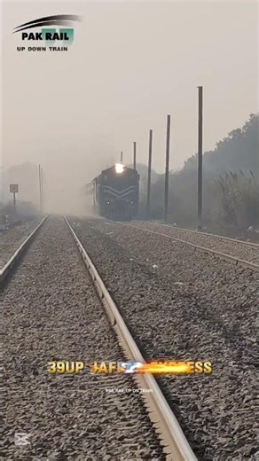 39up Jaffar Express | whisling and light blinking #pakrailupdntrain #pakistanrailway #shorts