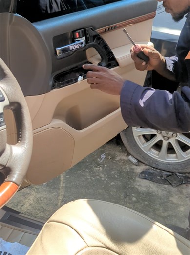 How to Remove the Power Window Switch on a Toyota Land Cruiser