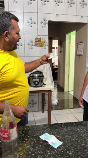 Desafio da Garrafa com Dinheiro: Riso Garantido!