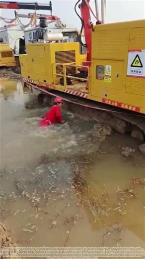 An error occurred while climbing the ladder to board the vehicle – the operator fell into the water.