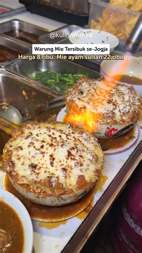 kuliner jogja on Instagram: "Aneka es cuma 15 ribu nih gaiss! Menangis pas tau harga mie cuma 8 ribuan🔥 Ternyata semua dibikin sendiri homemade jadi bisa lebih murah harganya! Ada banyak menu lain : Mie ayam sultan Mie jebew Mie chili oil Yamie asin manis Mie sobek Wonton es kraton Es cemot Es karambol Sampe dinobatkan sbg sbagai spot permiean terlengkap dan terlaris se-Jogja nih! Kalo yg menu lengkapnya ada di cabang Kotabaru ya gaiss! Semua menunya HALAL gaiss, yuuk gass! __ 🏡 MIE BONAFIDE (