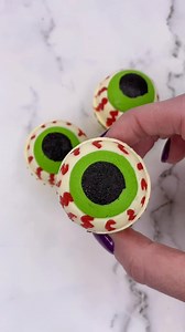 💚👁️ EYE SEE YOU 👁️❤️ Super simple eyeball cupcake tutorial 👀🧁 I used mini cupcakes and a silicone cake pop mold for these 👁️💚 Pipe a black buttercream dot into your mold and then add a coloured swirl around it. Pipe wiggly red lines up the sides of the mold FREEZE 🥶 for 15 minutes Add white buttercream into the mold followed by your mini cupcakes. FREEZE 🥶 again for 15 minutes. Push them out of the mold and VOILÀ 👍🏻💁🏼‍♀️👁️ #cupcakes #mini #halloweenbaking #spookyseason #eyeball #ca