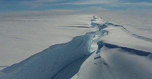 Giant iceberg breaks off Antarctic ice shelf