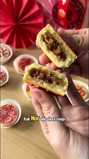 Dahlah nub nub buat tart, ada hati nak share resepi ya.. 😅 confidence tak boleh dijual beli dek.. BAHAN A (campur semua & kacau dengan whisk hingga sebati sahaja) 250gm Anchor Salted Butter (suhu bilik) 30gm Icing su 1 biji kuning telur 5gm vanilla essence BAHAN B (ayak semua sekali & campur dengan BAHAN A) 350gm Tepung gandum 20gm Tepung Jagung 20gm Susu Tepung K. Nur guna telur kuning susu pekat sikit je sebagai sapuan atas tart. K. Nur bakar dalam soner suhu 120c 20 minit. Kalau oven biasa, 