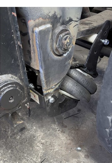 🚛⚠️Instalación de eleva ejes en un remolque. #tools #welder #taller #herramientas #service #creative #protools #work #soldador #neumatica #trucks #camiones #trailer #profesional #metalwork #woodwork #mecanica #mechanic #mechanical #camion