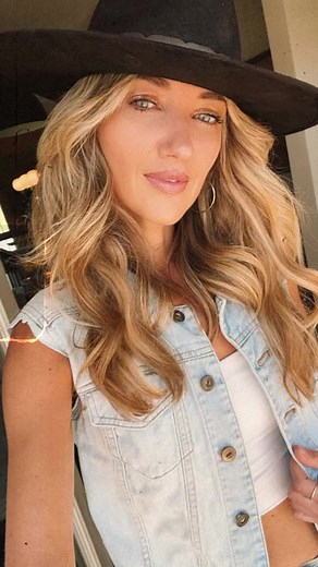 11K views · 1.1K reactions | This is the most 90s country you'll ever see me but I'm playing a Shania Twain tribute show in Nashville at Live Oak  #nashville | Sarah Darling | Facebook