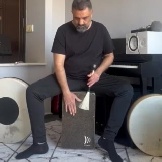 Mehmet Akatay plays the Cajon La Perù EVO Burl CP4907 with the Cajon Brushes BRC06 - a really great sound. Many thanks for the video 🥰. #schlagwerkcajon #cajon #cajonbrush #percussion_instruments #percussion_creativity | Schlagwerk