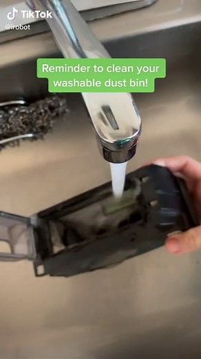 How to Clean and Empty Your Roomba Dust Bin