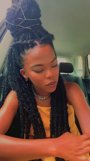 Nomfundo Moh Umthwalo Single - Lyrics, Photos, and More