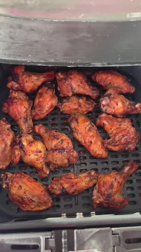 How to perfect easy wings in the air fryer! #airfryer #airfryerrecipes #airfryertiktok #foodtiktok #foryoupage