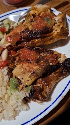 pollo asado al carbón salsa mexicana con pepino y que mas se puede pedir