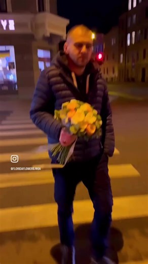 Что может быть прекраснее, чем наблюдать за мужчиной, который несет своей женщине цветы!