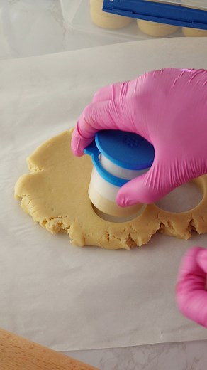 116K views · 1K reactions | I use the Daisy Makes large circle popper (blue). Use my discount code “BNB10” to save! ✨ #cakepops #satisfying #oddlysatisfying #fblifestyle | Jessica Sotelo | Facebook