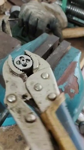 making threads on blind bolts using an effective manual method