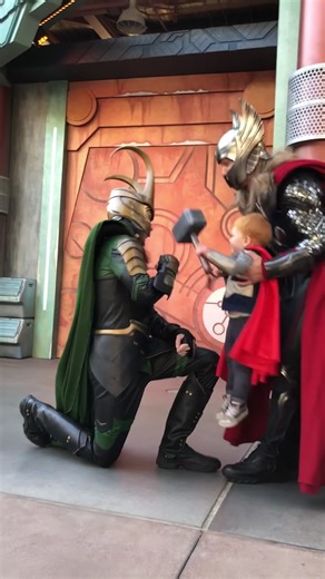 Funny mascots at Disneyland #funny #funnyvideos #funnymoments #foryou #fyp #funnytiktok #disneyland #disneyworld