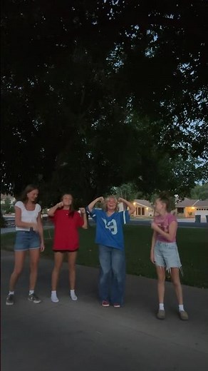 Making memories with the besties! 🌟 #16kids #notenoughnelsons #ootd #friends #bigfamily