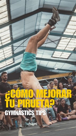 𝙎𝙏𝘼𝙇𝙇𝙄𝙊𝙉 𝙏𝙍𝘼𝙄𝙉𝙄𝙉𝙂 | CrossFit Gijón on Instagram: "¿𝗤𝘂𝗶𝗲𝗿𝗲𝘀 𝗮𝗽𝗿𝗲𝗻𝗱𝗲𝗿 𝗮 𝗵𝗮𝗰𝗲𝗿 𝘁𝘂 𝗽𝗶𝗿𝘂𝗲𝘁𝗮 𝗺á𝘀 𝗲𝗳𝗶𝗰𝗶𝗲𝗻𝘁𝗲? 🤸‍♂️ En el CrossFit de competición cada vez se piden skills de handstand más complejas. Ya no basta con caminar con las manos: hay que saber girar bien. 𝗠𝗲𝗻𝗼𝘀 𝗽𝗮𝘀𝗼𝘀 + 𝗺𝗲𝗷𝗼𝗿 𝗯𝗹𝗼𝗾𝘂𝗲𝗼 = más velocidad y más eficiencia. La clave está en bascular el peso de un lado a otro. Primero con pared, luego asistido con un compi, y 