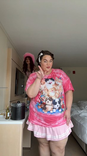 Loey Lane on Instagram: "DID YOU HEAR ME?! PLAY THE FUCKING BEAT!!! For anyone curious no I am NOT WELL!!!! @chappellroan was transcendent and @snitchery and I DID cry thanks for asking!!! I’m at Lollapalooza with my besties @colourpopcosmetics hehe they’re keeping me cute in this crazy heat 💄😵‍💫 #reels #chappellroan #plussize #lollapalooza"