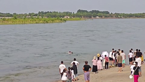 Dramatic moment swimmer rescues drowning mother and child