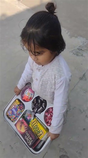 Yami ne di mujhe kinder joy || I can't believe itni sari chij lekar kha ja rhi h #shorts
