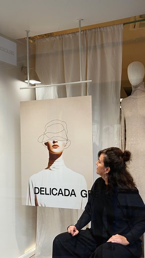 ✨ Delicada Greta x Ariadna Arnés ✨ Som curioses per instint. Ens mou la bellesa que neix d’allò inesperat, del punt on l’humà i el digital es troben. Aquesta tardor col·laborem amb Ariadna Arnés, creadora de Cartografies humanes, una sèrie feta amb IA que explora tot allò que ens configura i ens desdibuixa. Vine a la botiga, descobreix l’obra i emporta’t una làmina de record. 🖌️❤️ | Delicada Greta