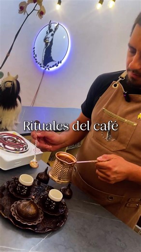 ☕🔥 El ritual del café turco, en manos expertas Tradición, fuego lento y sabor intenso. Christopher Piedra, uno de los creadores de Guanacoffee | Cafetería de métodos, nos guía paso a paso en la preparación del café turco, uno de los métodos más antiguos del mundo. Desde Pueblo Libre (📍 Santa Isabel 140), este ritual se convierte en una experiencia sensorial donde el tiempo se detiene, el café no se filtra y cada sorbo cuenta una historia. ✨ Café molido ultra fino 🔥 Cocción lenta en cezve ☕ Es