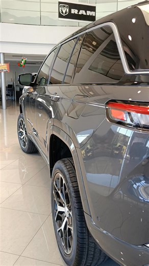 🚨 ÚLTIMOS DÍAS: Bono de $120,000 en Grand Cherokee. ¡No dejes que termine el año sin el Jeep que mereces! 🏔️ Aprovecha condiciones únicas antes del 31 de diciembre: ✅ BONO DE HASTA $120,000 ✅ Precio desde $1,069,900 ✅ 24 Meses Sin Intereses Tasa desde 13.99% Estrena con elegancia y la máxima potencia. Haz clic en "Cotizar" y asegura tu bono hoy mismo. 👇 | Jeep Chihuahua
