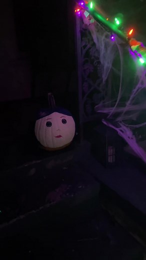 🗝 ⚉ 🪡 🐈‍⬛ painted a coraline pumpkin tonight happy october from me to youu #fypシ゚viral #coraline #halloween #cat #pumpkinpainting