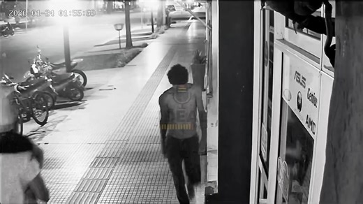 #Viral HOMBRE DENUNCIA AGRESIÓN EN AVELLANED, MIENTRAS CAMINABA CON SU HIJA CARGADA Matías Paczkowski, vecino de Avellaneda, denunció haber sido agredido durante la madrugada de este viernes en la zona de las calles 9 y 14, cuando un sujeto conocido como “Máscara” lo golpeó sin mediar palabra mientras caminaba con su hija en brazos, provocándole una caída y un golpe en la cabeza. El agresor huyó del lugar y no fue detenido. Paczkowski pidió la intervención de las autoridades para evitar nuevos h