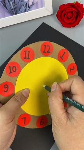 Use unnecessary cardboard boxes to make an alarm clock model for your children to let them know