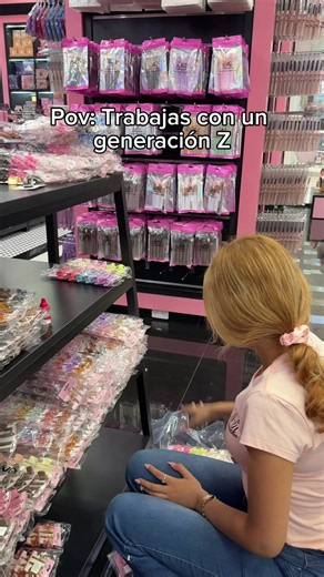 POV: Intentas regañar a tu compañero generación Z, se ofende, renuncia emocionalmente y te toca ir por él de la mano para explicarle que no era para tanto 😂🤝 #HumorLaboral #GeneracionZ #TikTokColombia #Oficina #POV